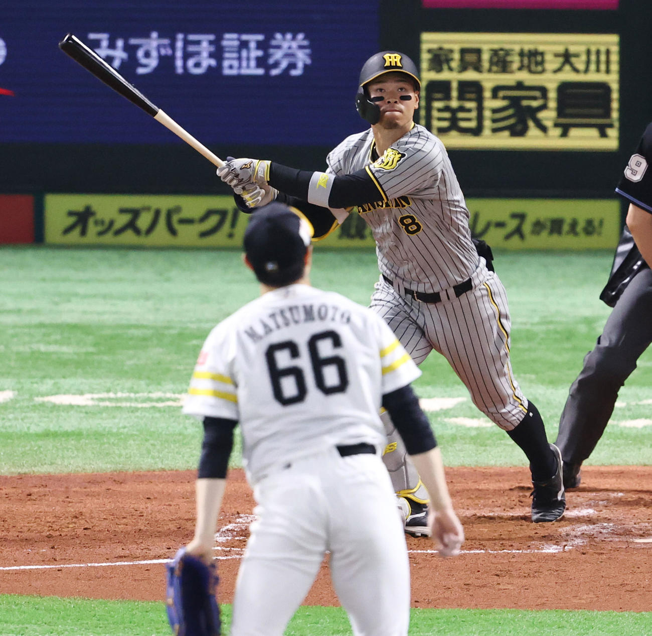 3月16日、ソフトバンク戦の2回、3点本塁打を放った佐藤輝。投手は松本