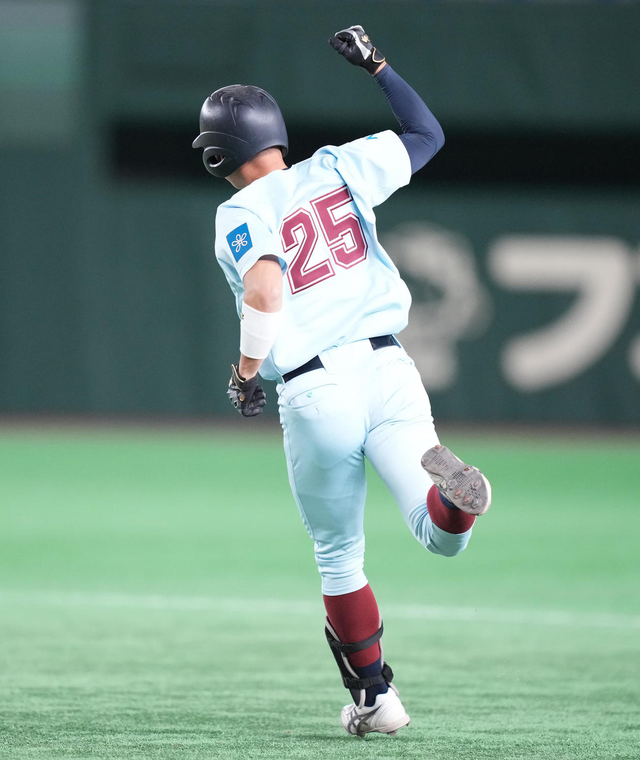 近大対和歌山大　1回表近大2死、先制の左越えソロ本塁打を放った谷口はガッツポーズ（撮影・鈴木みどり）