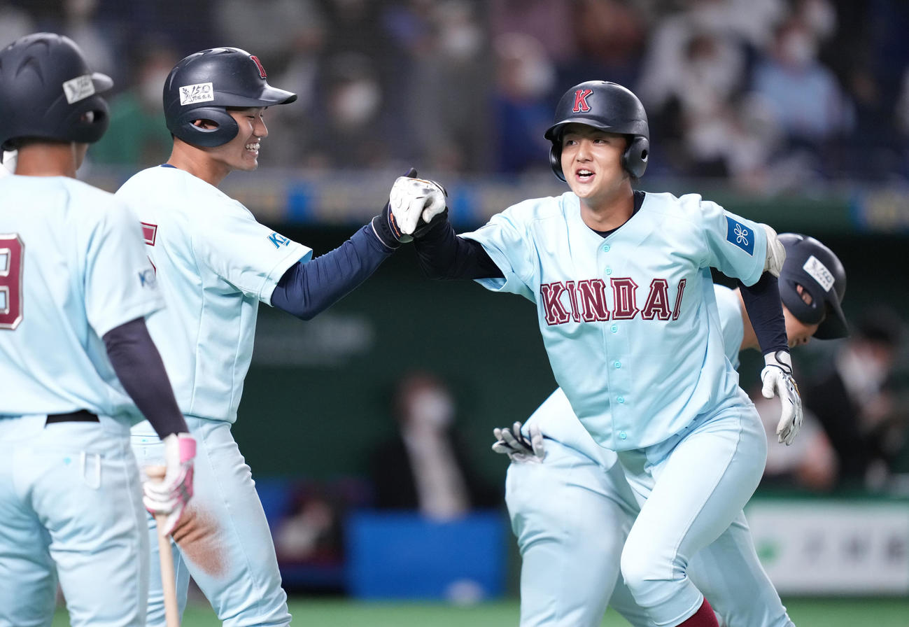 近大対和歌山大　6回表近大1死一、二塁、左越え3点本塁打を放った代打東原（右）は生還し笑顔（撮影・鈴木みどり）
