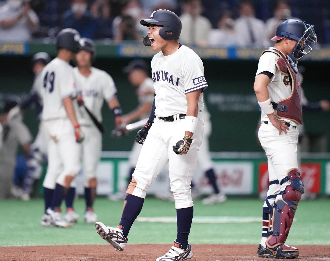 東日本国際大対金沢学院大　8回表東日本国際大1死一、三塁、右越え3点本塁打を放った上崎は生還し雄たけびを上げる（撮影・鈴木みどり）