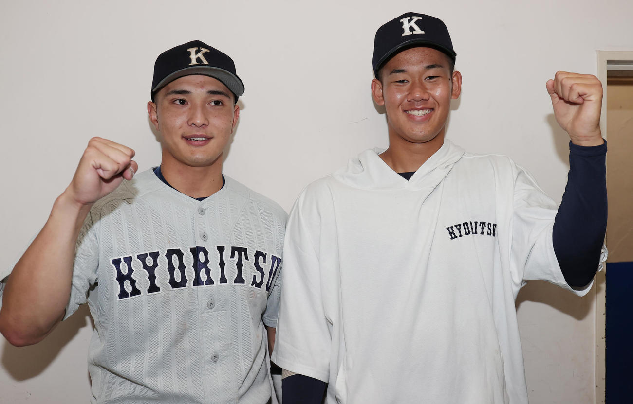 東北福祉大対九州共立大　勝利に笑顔でガッツポーズの九州共立大・梁瀬（左）と稲川（撮影・野上伸悟）