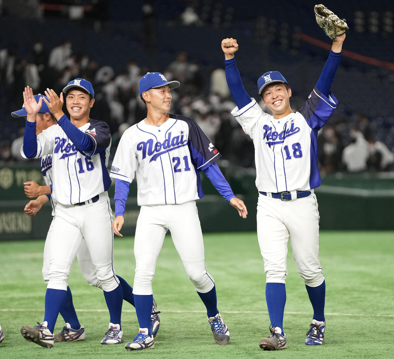 東農大北海道オホーツク対宮崎産業経営大　完投勝利しベンチに向かってガッツポーズする東農大北海道オホーツク・伊藤（右）（撮影・鈴木みどり）