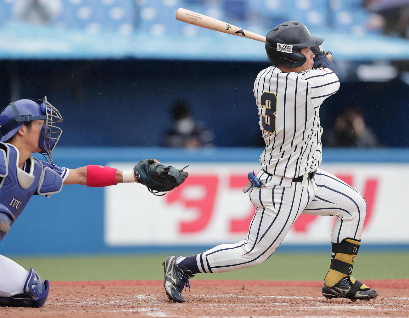 東海大北海道対環太平洋大　5回表東海大北海道2死一、二塁、左中間先制2点適時二塁打を放つ平野（撮影・野上伸悟）