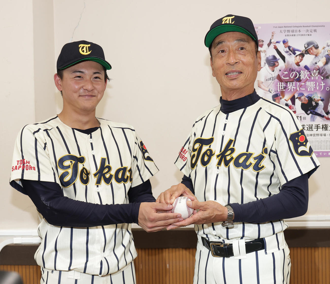 東海大北海道対環太平洋大　ノーヒットノーランを達成した東海大北海道・渡部（左）は、この日が誕生日の日下部監督に、ウイニングボールを手渡す（撮影・野上伸悟）
