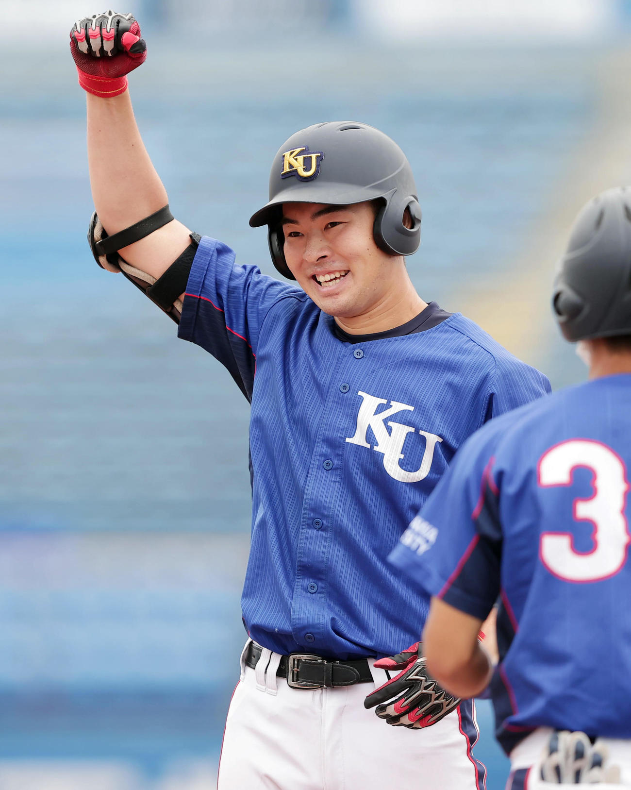 流通経大対神奈川大　1回裏神奈川大2死満塁、右前2点適時打を放ち喜ぶ伊藤（撮影・野上伸悟）