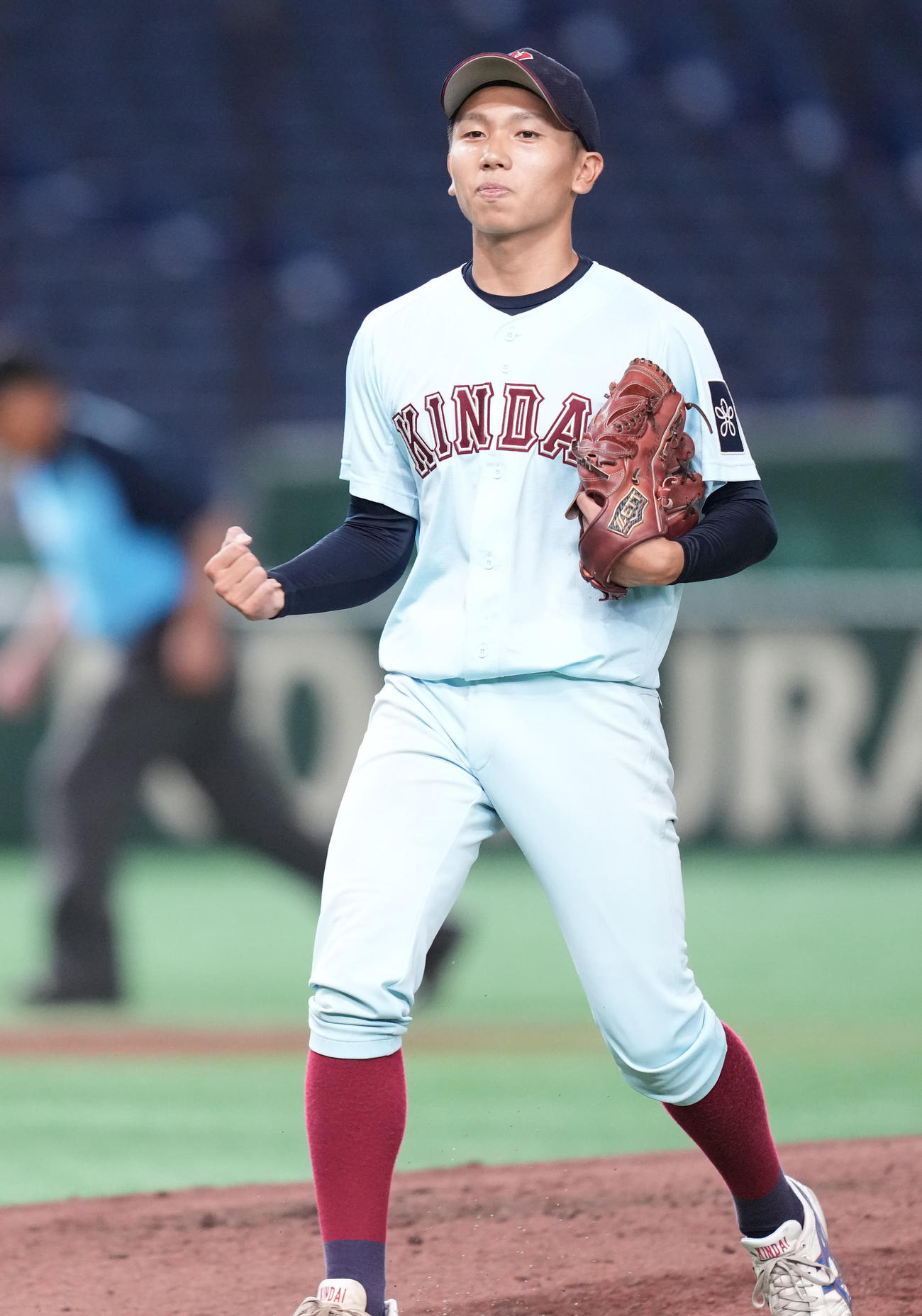 近大工学部対千葉経大　完投勝利しガッツポーズする近大工学部・沖田（撮影・鈴木みどり）