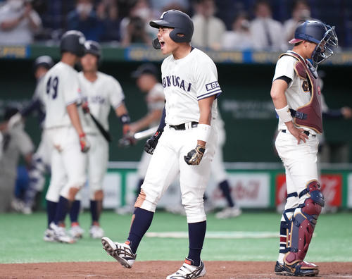 東日本国際大対金沢学院大 8回表東日本国際大1死一、三塁、右越え3点本塁打を放った上崎は生還し雄たけびを上げる(撮影・鈴木みどり)