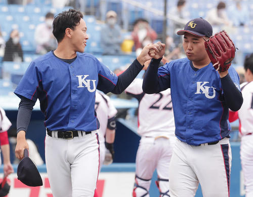 流通経大対神奈川大 勝利を喜び合う神奈川大・神野(左)と川合(撮影・野上伸悟)