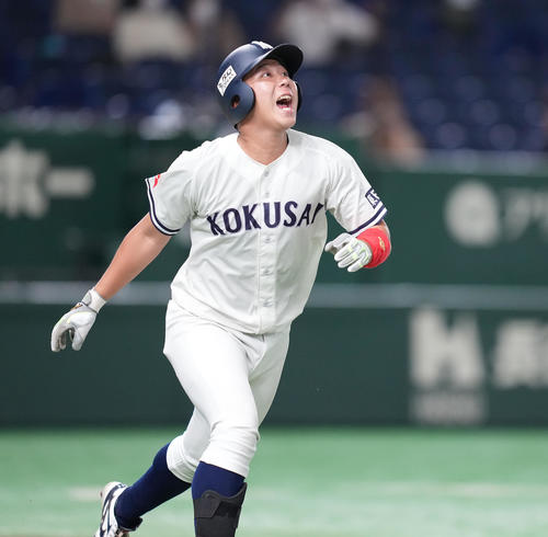東日本国際大対金沢学院大 8回表東日本国際大無死一塁、右越え2点本塁打を放つ小林(撮影・鈴木みどり)