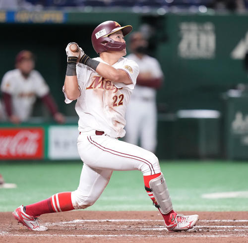 天理大対名城大 8回裏名城大無死一、二塁、右越え3点本塁打を放つ伊藤(撮影・鈴木みどり)