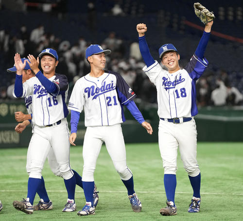 東農大北海道オホーツク対宮崎産業経営大 完投勝利しベンチに向かってガッツポーズする東農大北海道オホーツク・伊藤(右)(撮影・鈴木みどり)