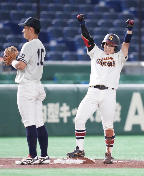 東日本国際大対金沢学院大 2回裏金沢学院大1死、右三塁打を放ちガッツポーズする松木(撮影・鈴木みどり)