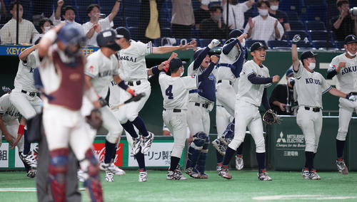 東日本国際大対金沢学院大 8回表東日本国際大1死一、三塁、上崎の右越え3点本塁打に盛り上がるナイン(撮影・鈴木みどり)