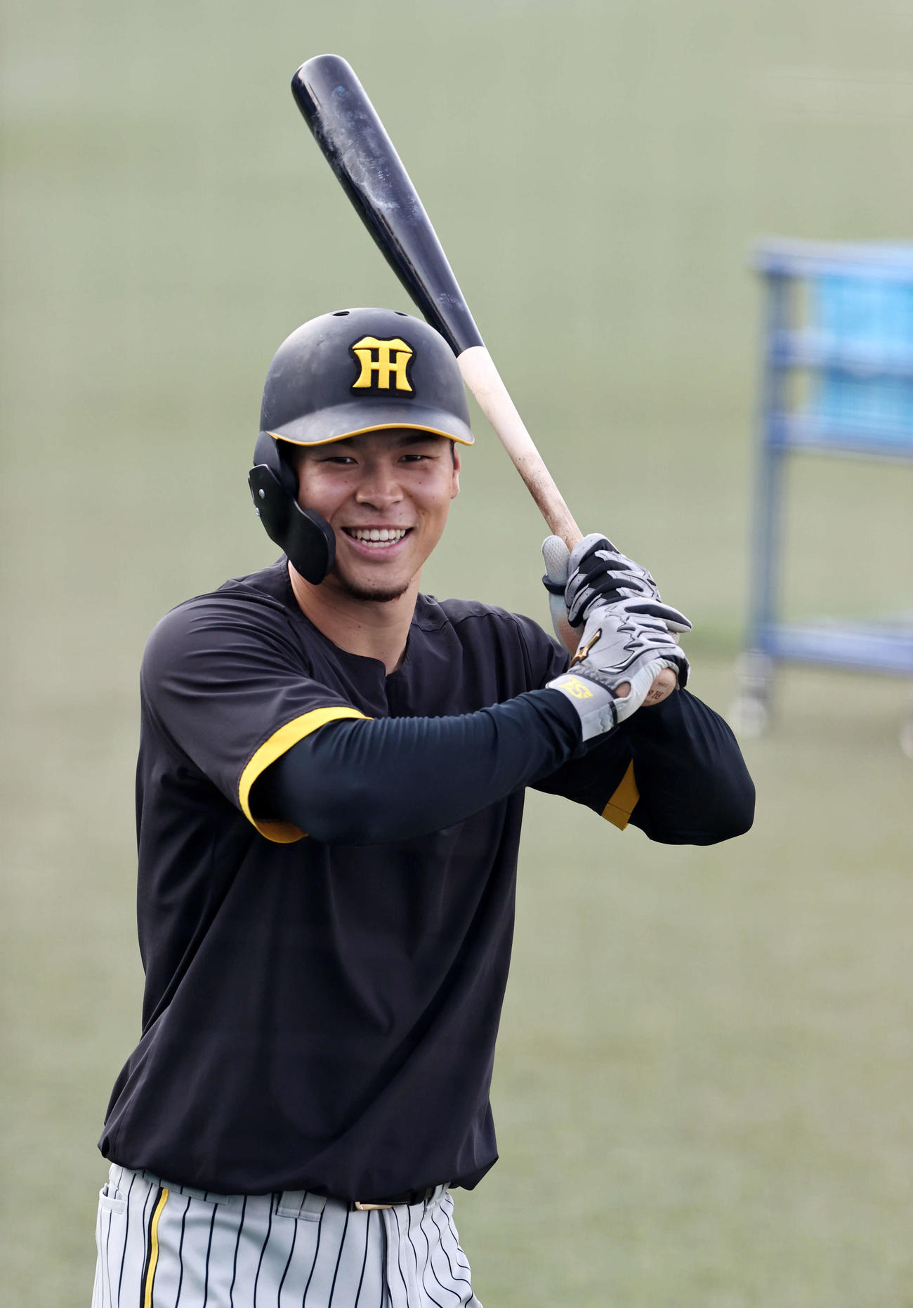 バットを手に笑顔の佐藤輝（2022年5月18日撮影）