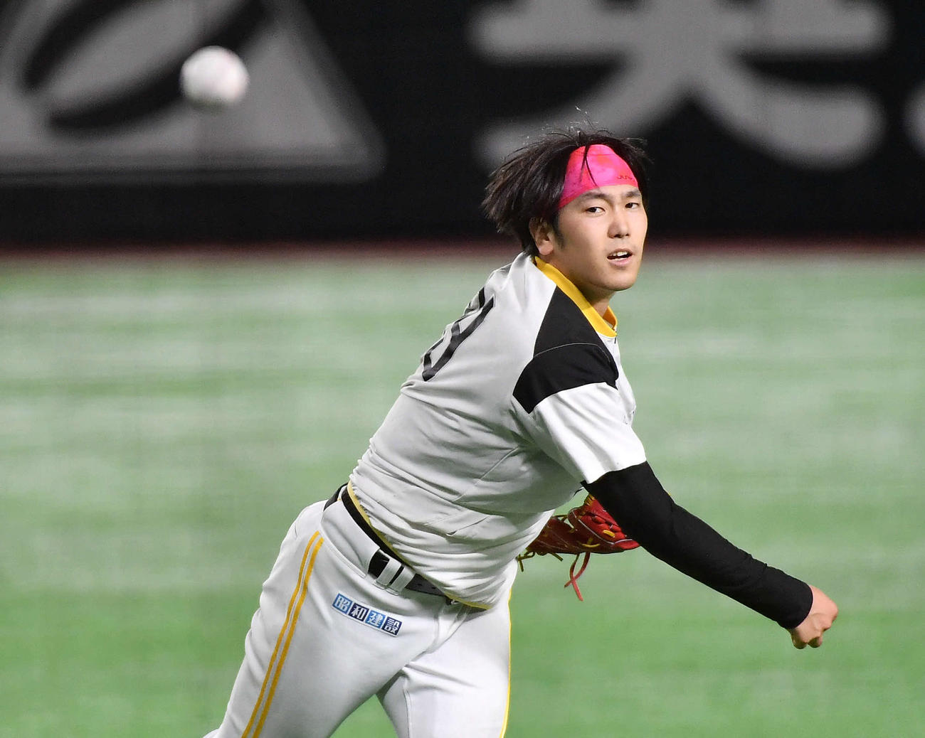 キャッチボールを行う石川（撮影・岩下翔太）