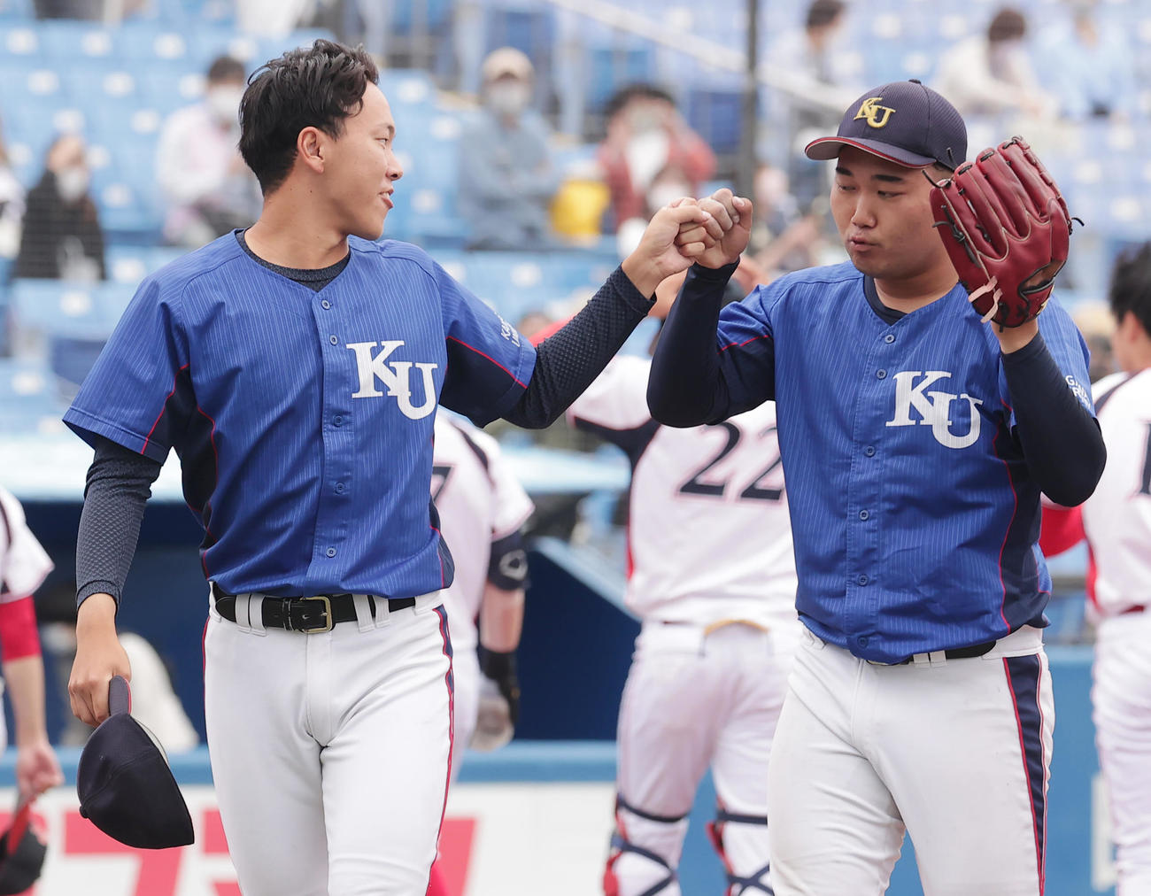 流通経大対神奈川大　勝利を喜び合う神奈川大・神野（左）と川合（撮影・野上伸悟）