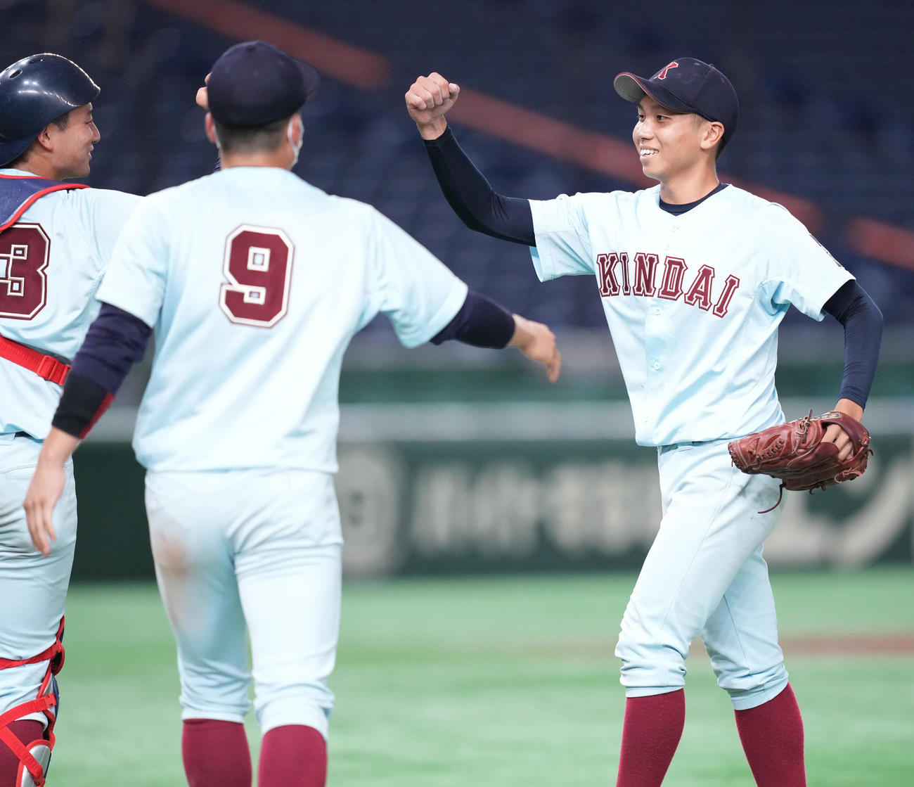 近大工学部対千葉経大　完投勝利し笑顔の近大工学部・沖田伊吹（右）（撮影・鈴木みどり）