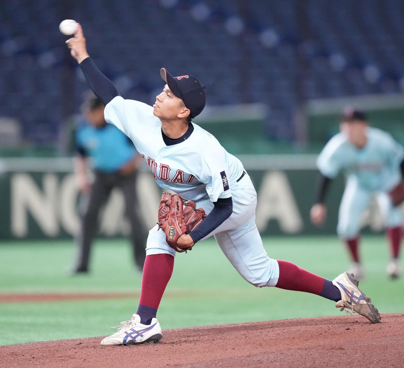 近大工学部対千葉経大　先発し力投する近大工学部・沖田伊吹（撮影・鈴木みどり）