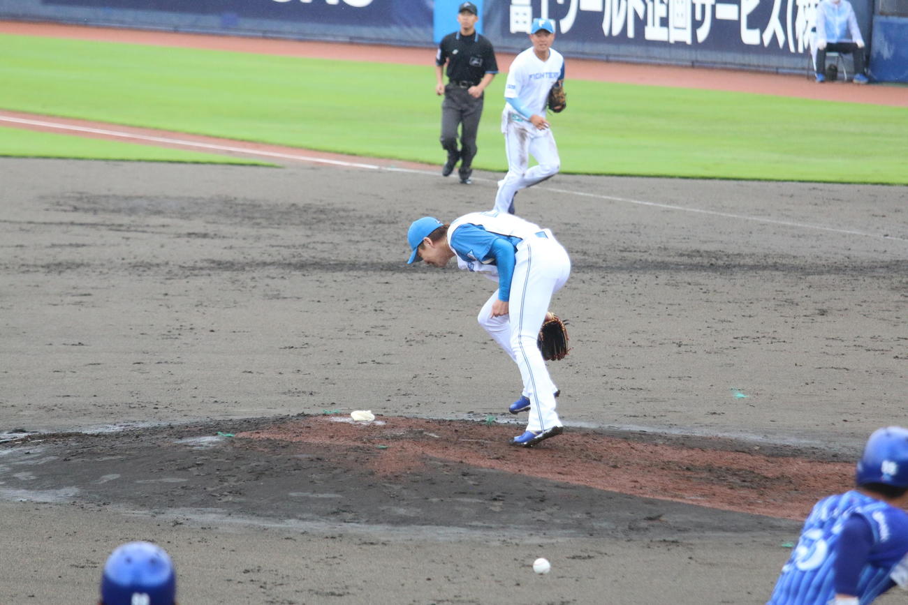 日本ハム対DeNA 5回に登板した日本ハム宮西は胸付近に打球が直撃して緊急降板（撮影・木下大輔）