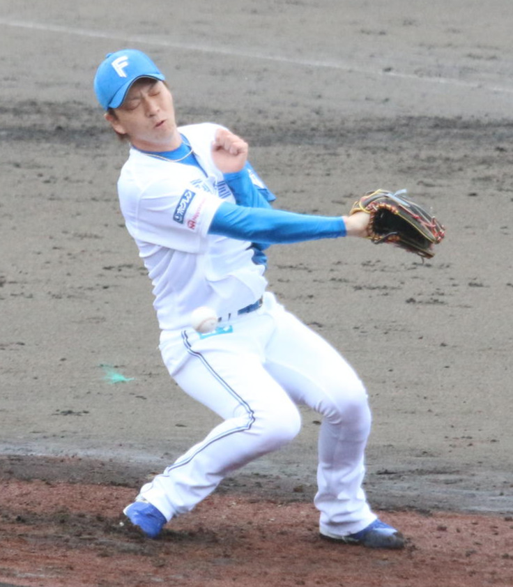 日本ハム対DeNA 5回に登板した日本ハム宮西は胸付近に打球が直撃して緊急降板（撮影・木下大輔）