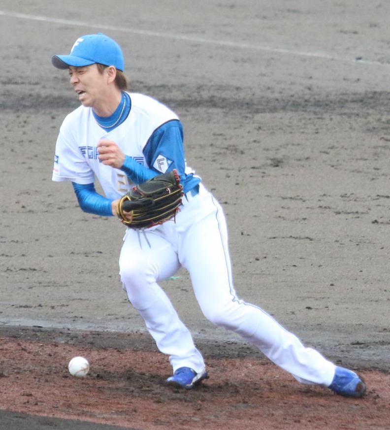 日本ハム対DeNA 5回に登板した日本ハム宮西は胸付近に打球が直撃して緊急降板（撮影・木下大輔）