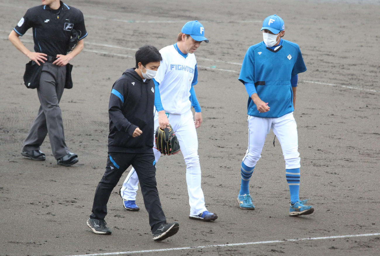 日本ハム対DeNA 5回に登板した日本ハム宮西は胸付近に打球が直撃して緊急降板（撮影・木下大輔）