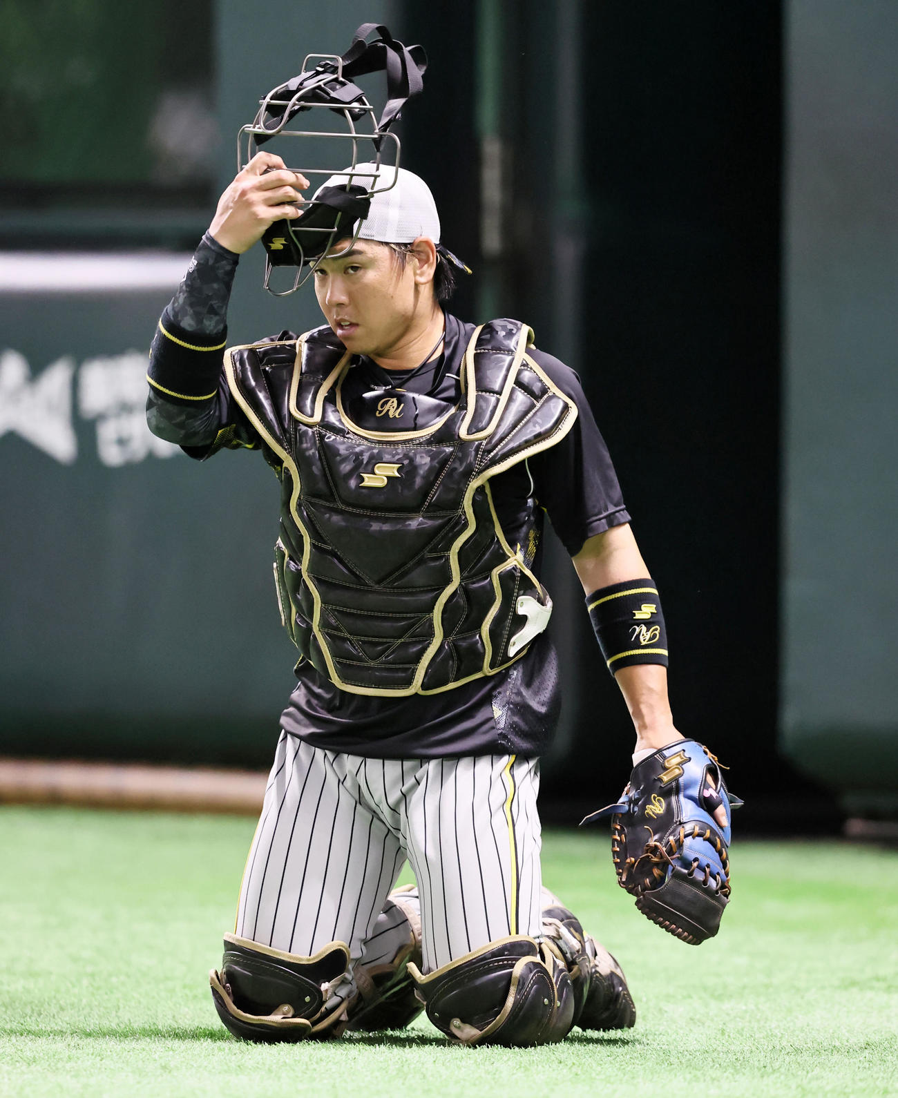 ソフトバンク対阪神　防具を着け捕球練習する梅野隆太郎（撮影・加藤哉）