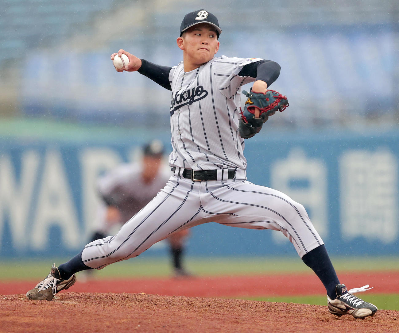 佛教大対東海大　力投する佛教大先発の山本（撮影・野上伸悟）