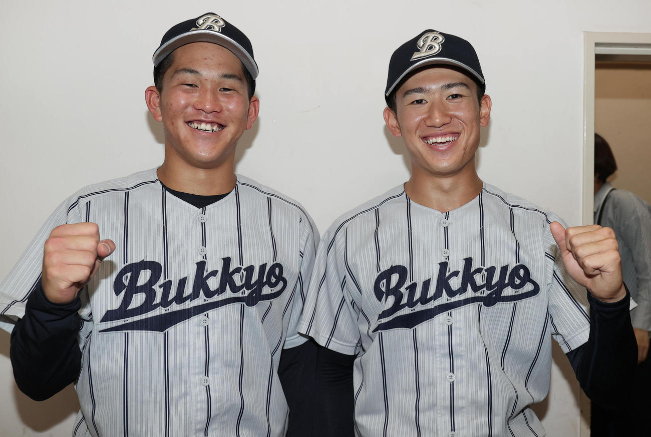 佛教大対東海大　完封リレーで初戦を突破し笑顔でガッツポーズの佛教大・山本（左）と木村（撮影・野上伸悟）