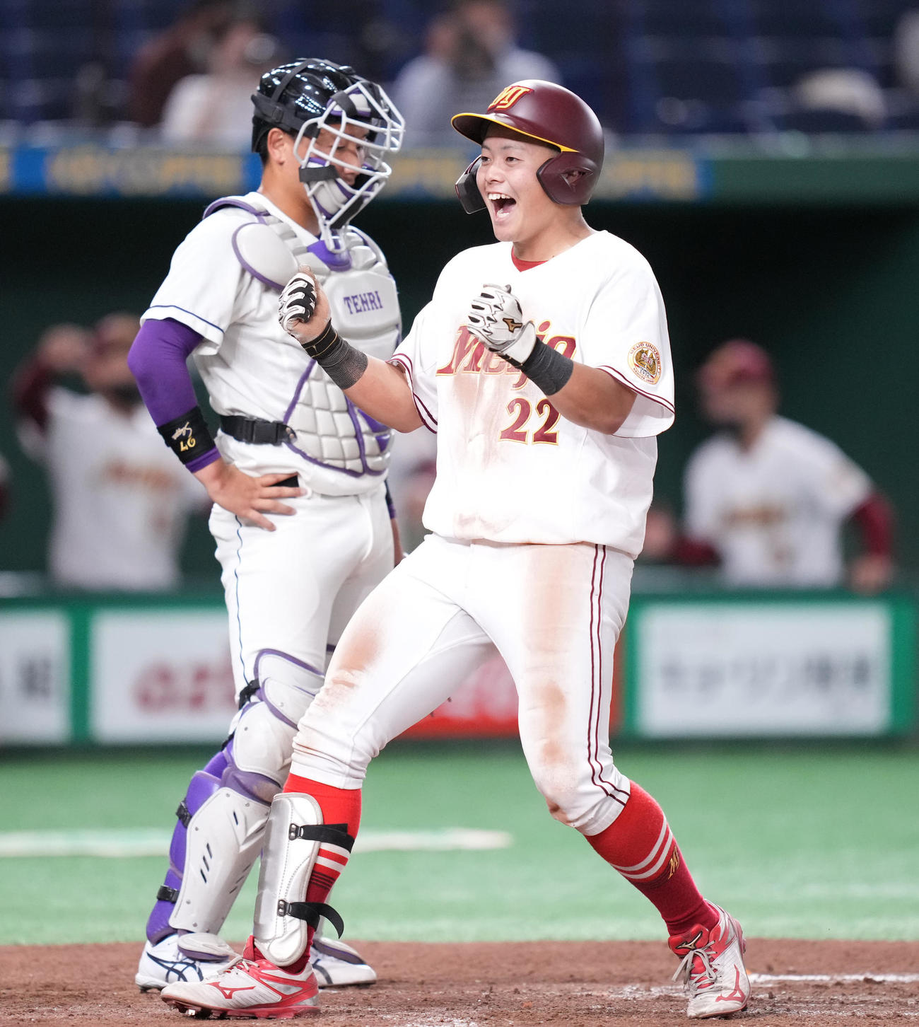 天理大対名城大　8回裏名城大無死一、二塁、右越え3点本塁打を放った伊藤は生還しガッツポーズ（撮影・鈴木みどり）
