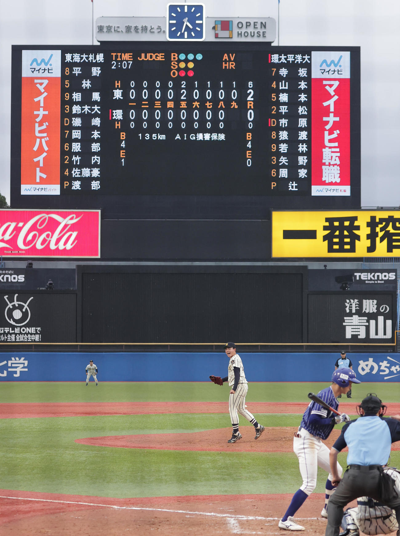 東海大北海道対環太平洋大　大会史上7人目となるノーヒットノーランを達成し喜ぶ東海大北海道・渡部（撮影・野上伸悟）