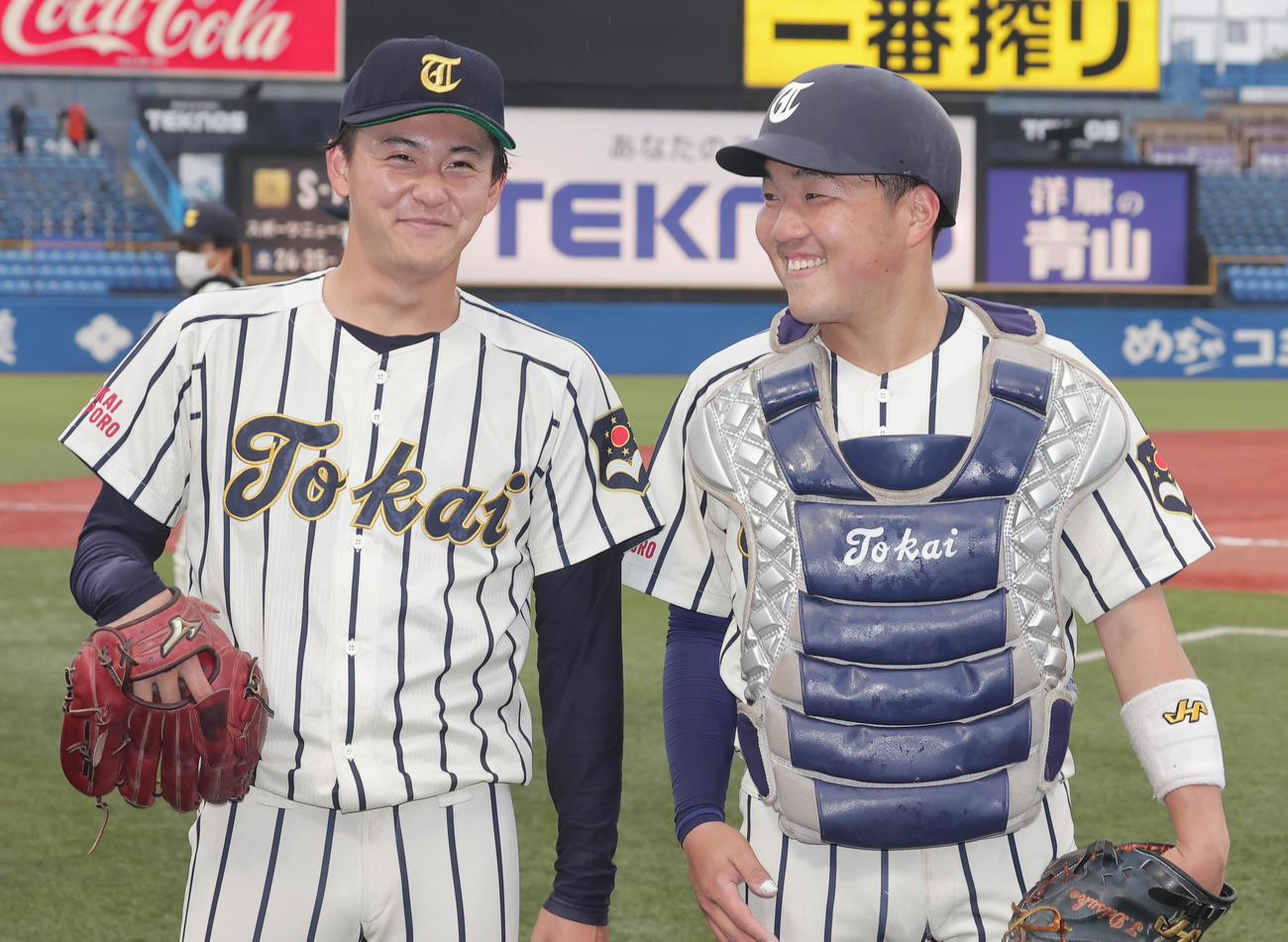 東海大北海道対環太平洋大　ノーヒットノーランを達成した東海大北海道・渡部（左）は、竹内捕手に祝福され笑顔（撮影・野上伸悟）