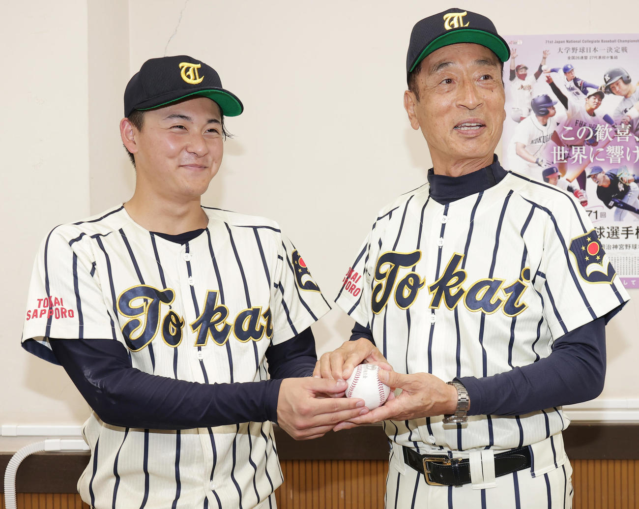 東海大北海道対環太平洋大　ノーヒットノーランを達成した東海大北海道・渡部（左）は、この日が誕生日の日下部監督に、ウイニングボールを手渡す（撮影・野上伸悟）