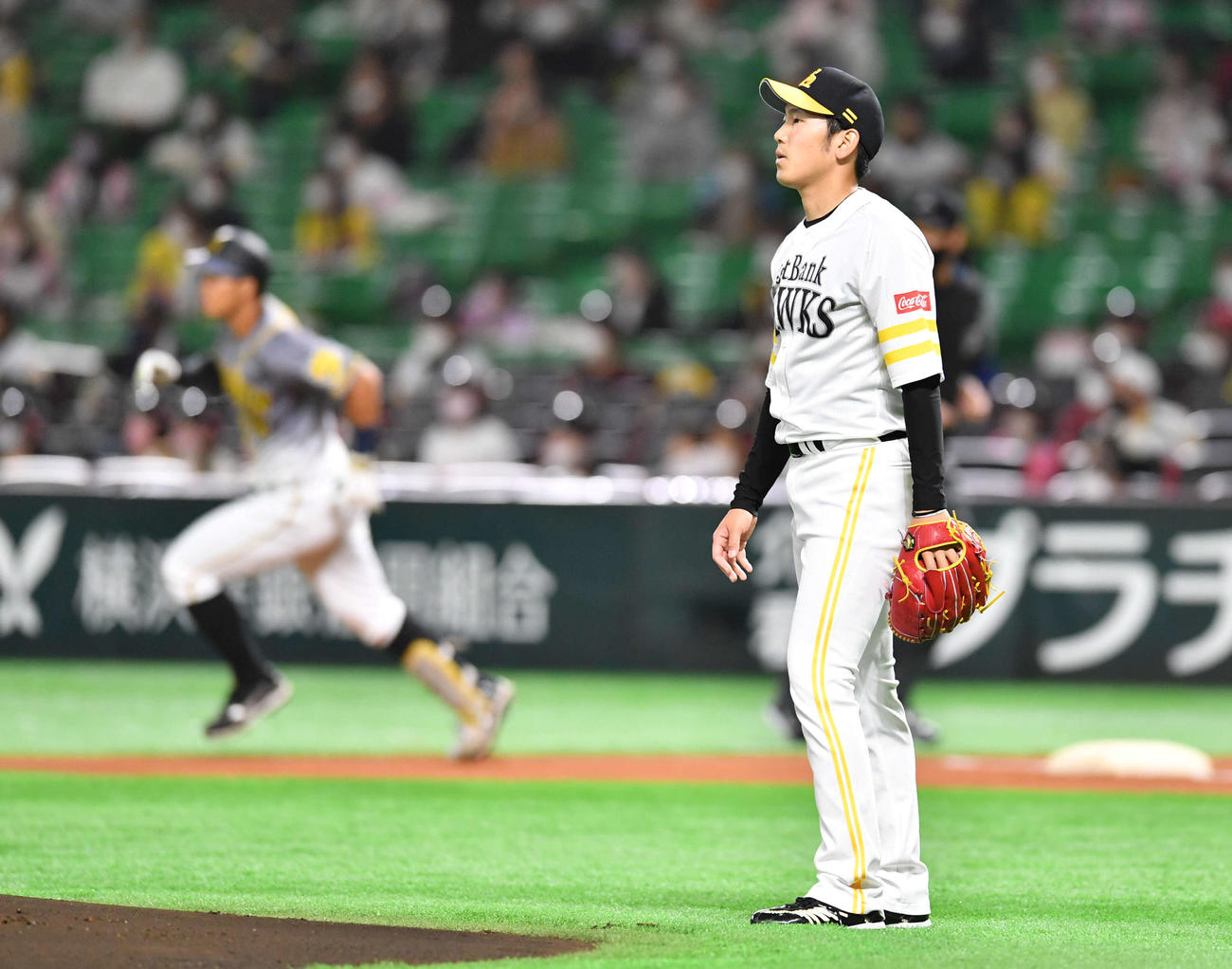 2021年3月5日、オープン戦で阪神佐藤輝明（左）に先制の左越え本塁打を打たれたソフトバンク石川柊太