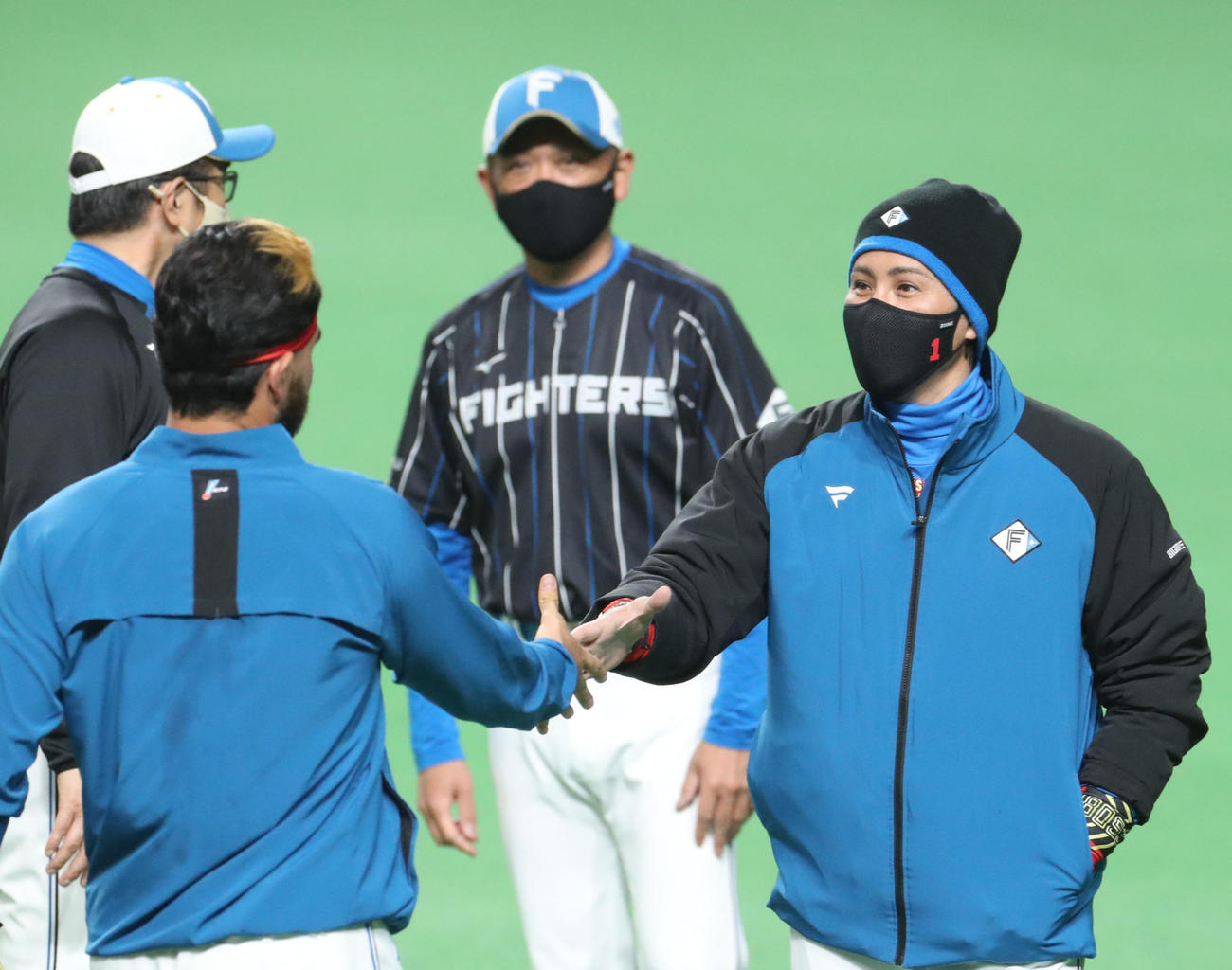 試合前、チームに合流した日本ハム・ヌニエス（左手前）と握手を交わす新庄監督（撮影・佐藤翔太）