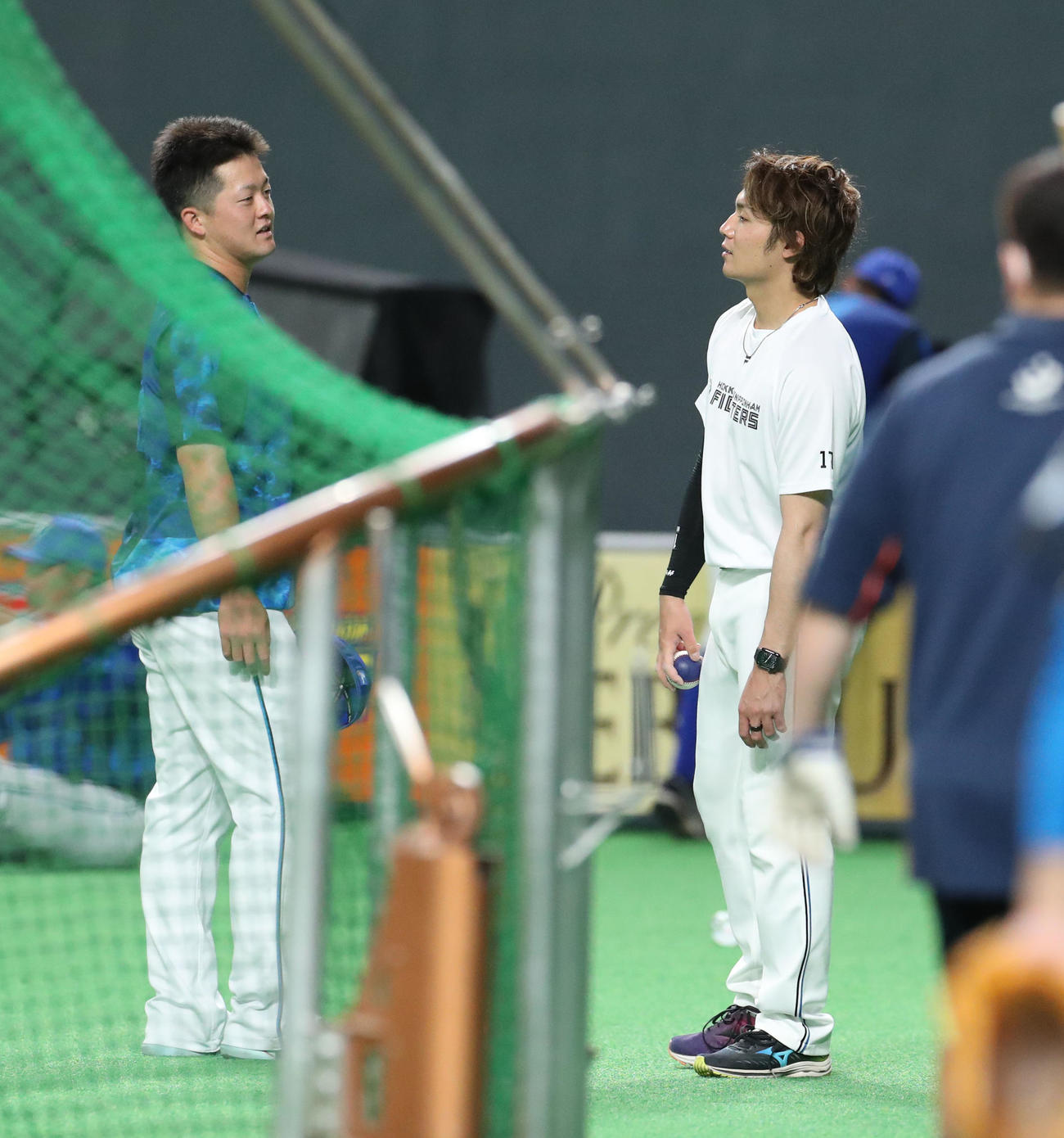 日本ハム対DeNA　試合前、会話をするDeNA牧（左）と日本ハム伊藤（撮影・佐藤翔太）