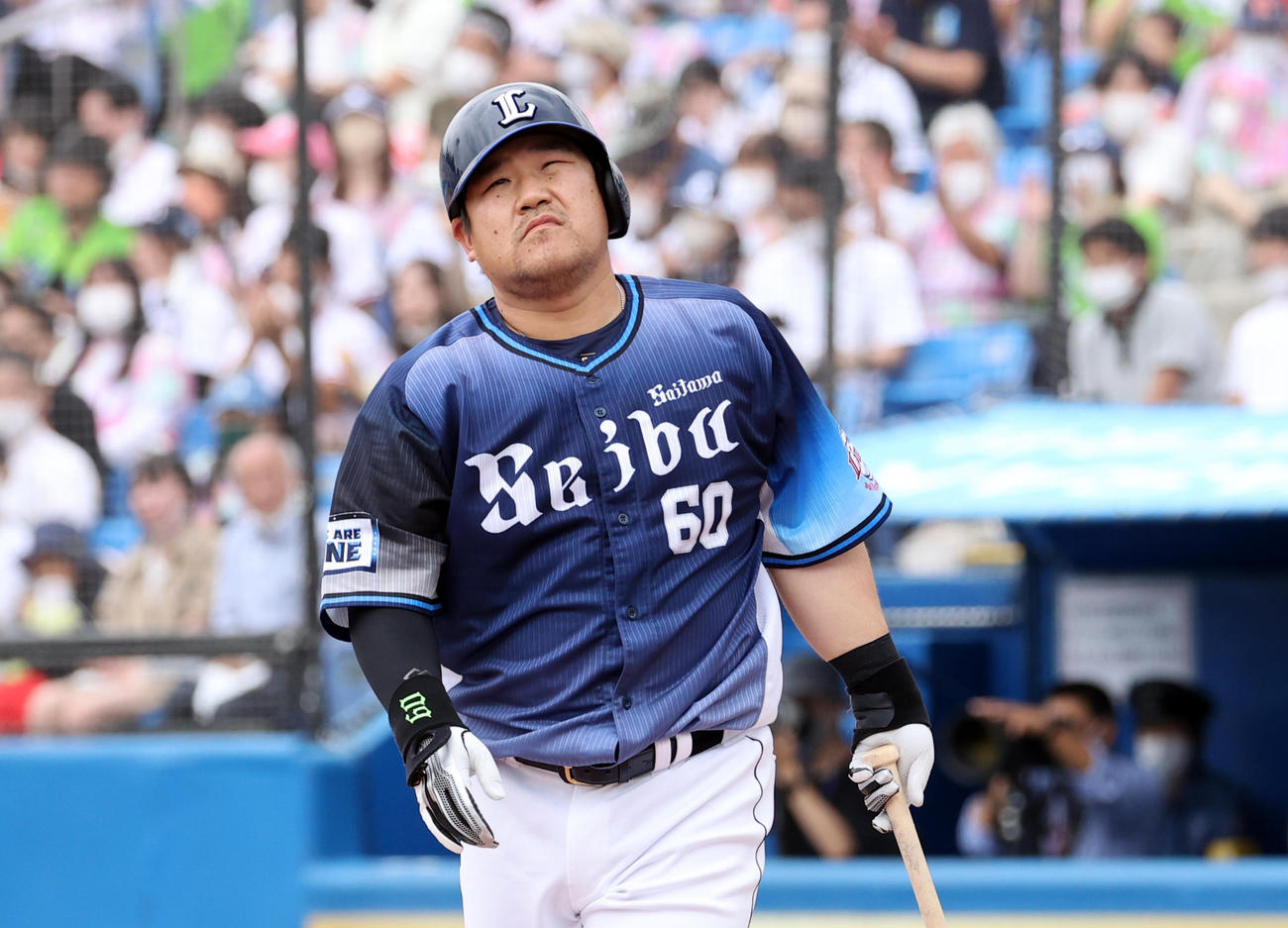 5日ヤクルト戦の3回表、空振り三振に倒れた中村は痛みに顔をゆがめる