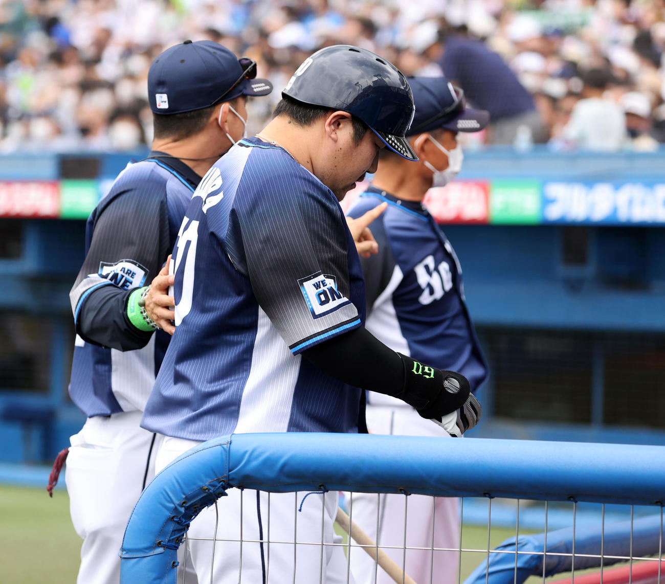 5日、ヤクルト戦の3回に、空振り三振に倒れた際に指を痛めた中村（手前）はうつむきながらベンチに下がる