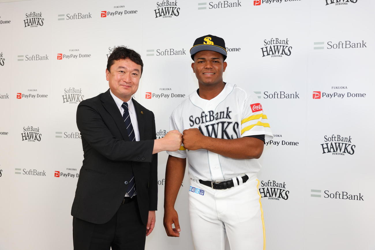 入団会見を行ったルイス・ロドリゲス、左は三笠杉彦取締役GM（撮影・球団提供）