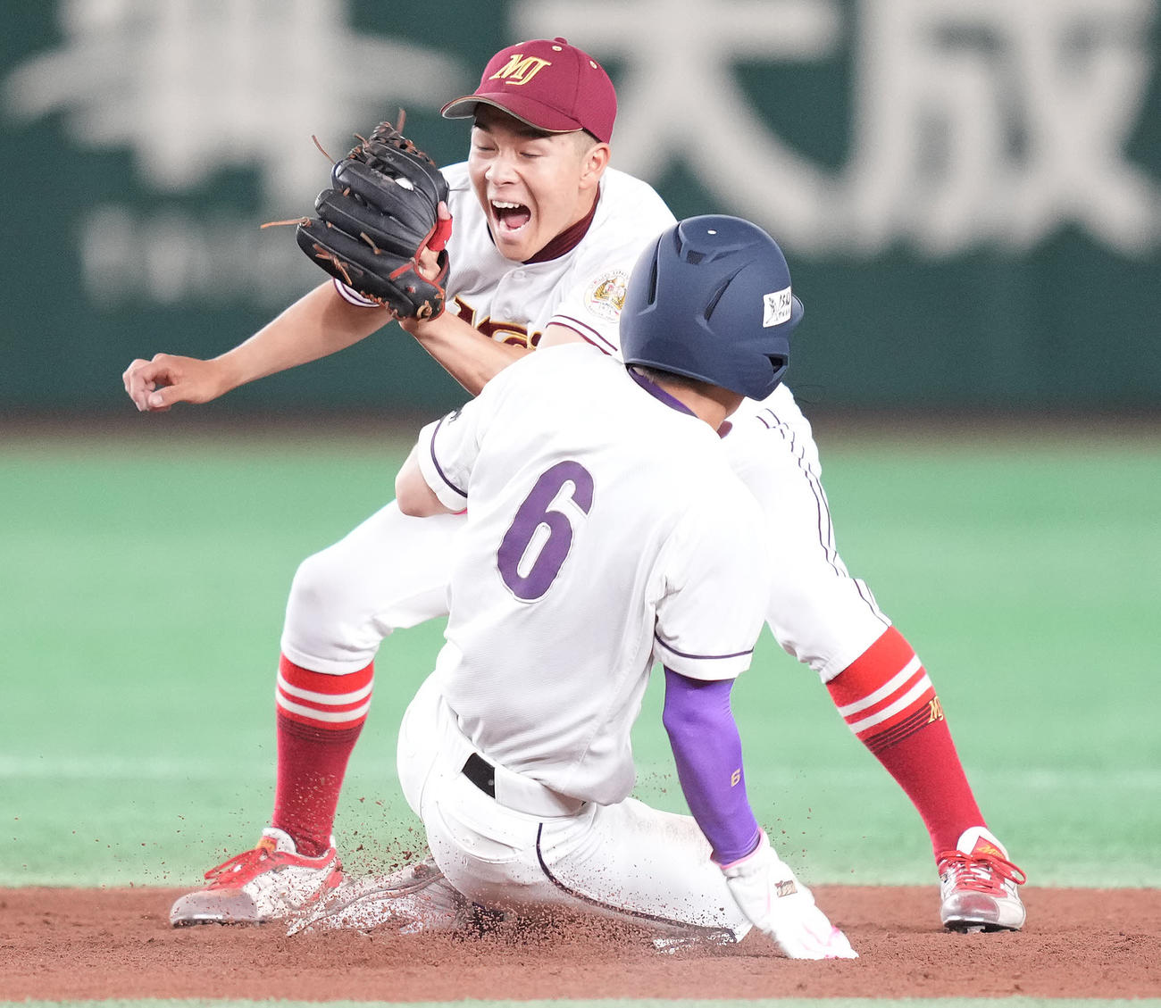 天理大対名城大　3回表天理大2死一塁、二盗する友杉（撮影・鈴木みどり）