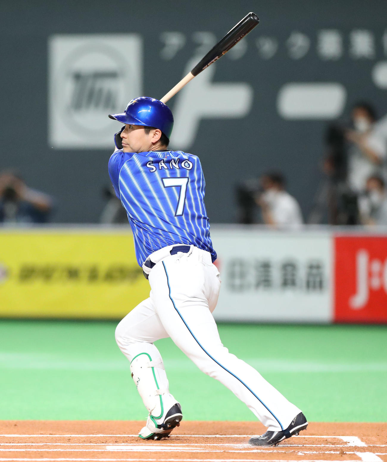 日本ハム対DeNA 1回表DeNA無死、佐野は左前打を放つ（撮影・佐藤翔太）