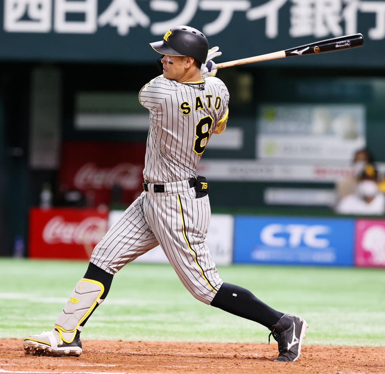 ソフトバンク対阪神　4回表阪神1死、佐藤輝は右前打を放つ（撮影・加藤哉）