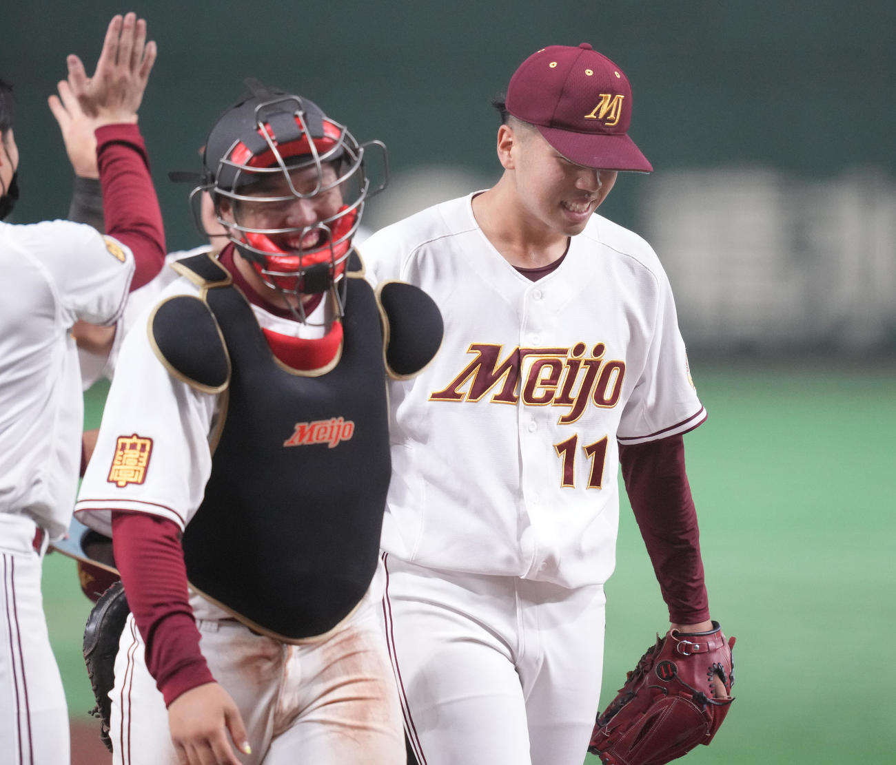 9回1失点完投勝利し、笑顔の名城大・松本凌人（右）と捕手の野口泰司（撮影・鈴木みどり）