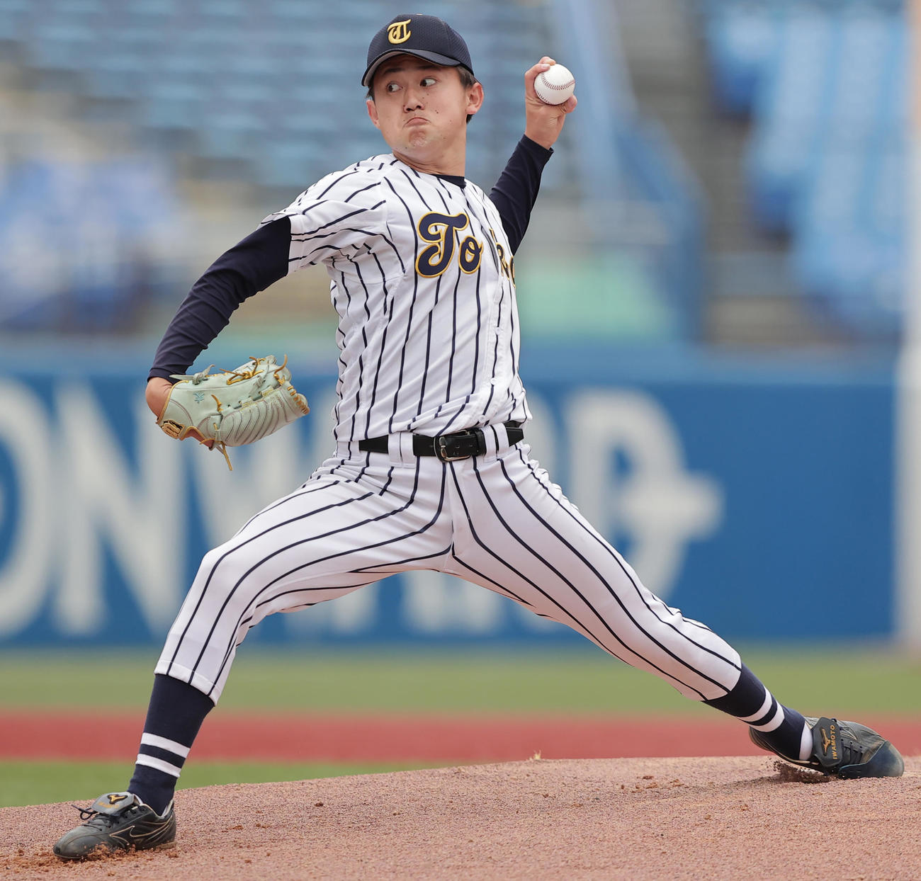 佛教大対東海大　力投する東海大先発の岩本（撮影・野上伸悟）