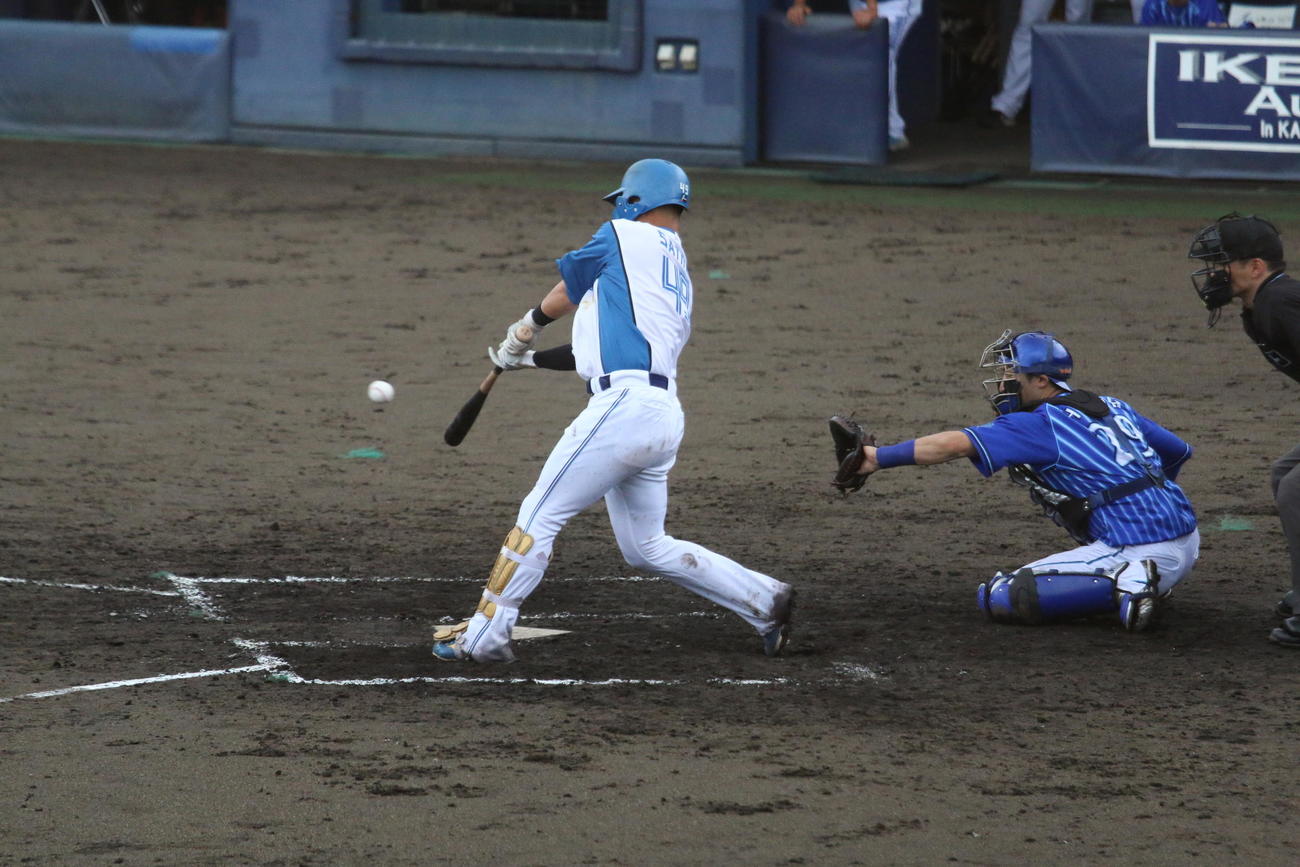 日本ハム対DeNA 9回裏日本ハム2死一、二塁　サヨナラ打を放った日本ハム佐藤（撮影・木下大輔）