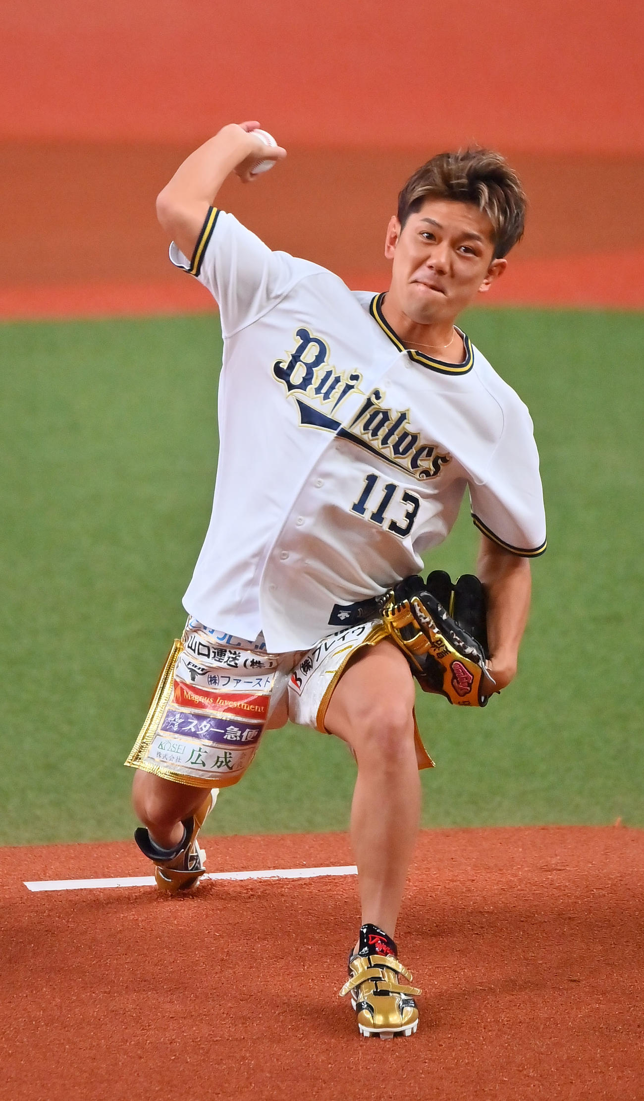 オリックス対ヤクルト　始球式を行う格闘家の皇治（撮影・和賀正仁）