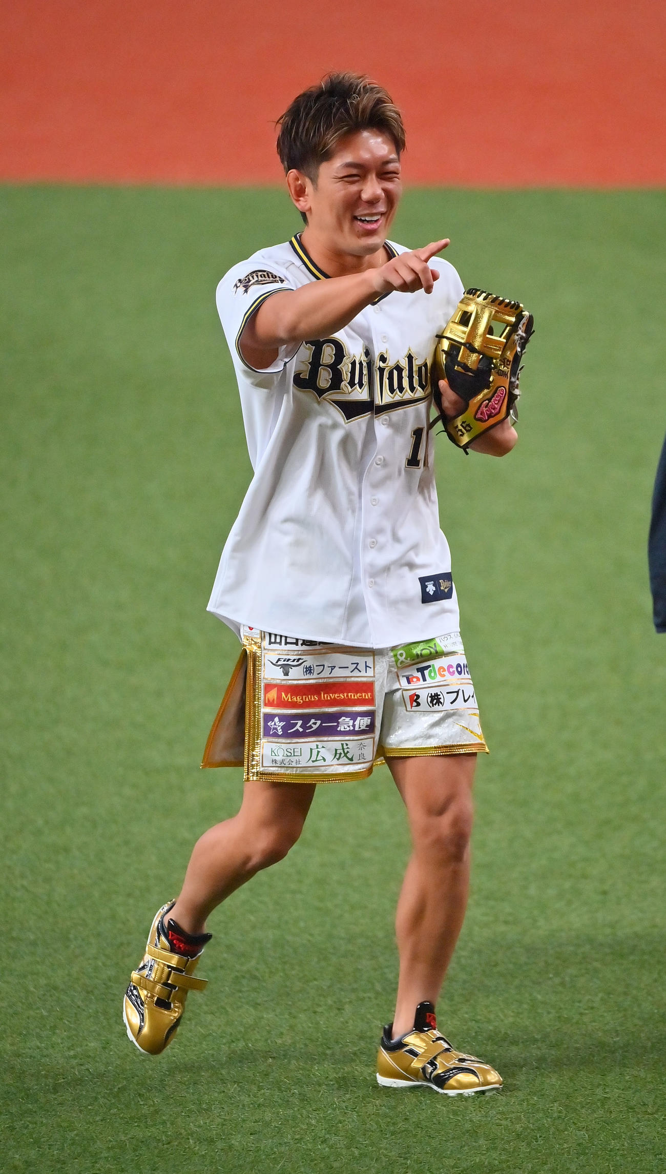 オリックス対ヤクルト　始球式を行う格闘家の皇治（撮影・和賀正仁）