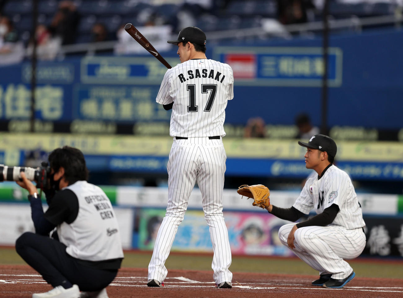 ロッテ対中日　小学生時代に所属していた猪川野球クラブの千葉恭佑君の始球式で打席に立つ佐々木朗（撮影・狩俣裕三）