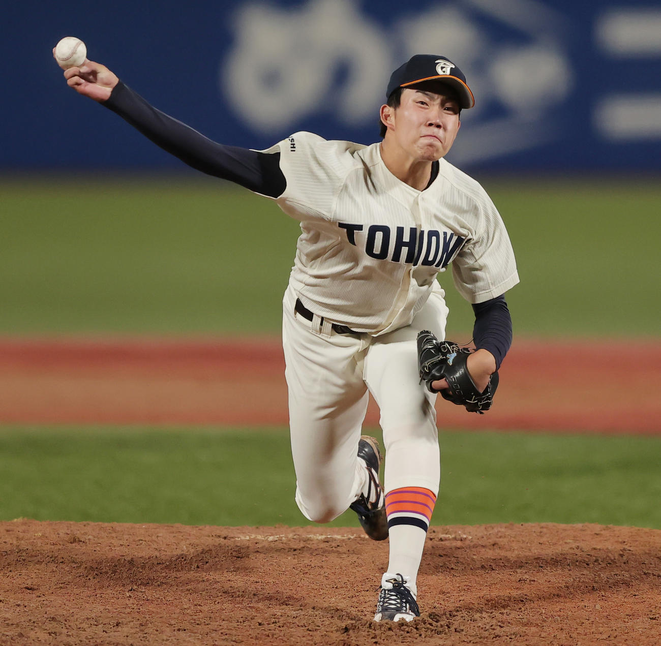 東北福祉大対九州共立大　力投する東北福祉大・堀越（撮影・野上伸悟）