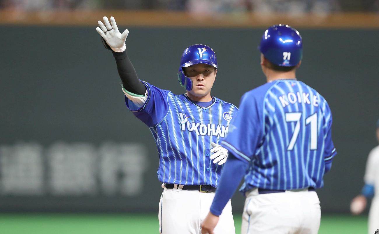 日本ハム対DeNA 1回表DeNA無死、左前打を放ちポーズをとる佐野（撮影・黒川智章）